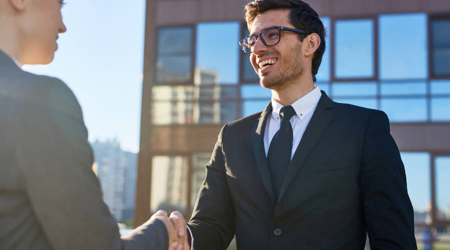 Equipo de trabajo con Confianza Apreton de mano